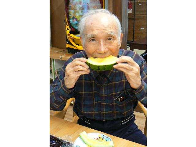 割ってみたら黄色いスイカでした💛