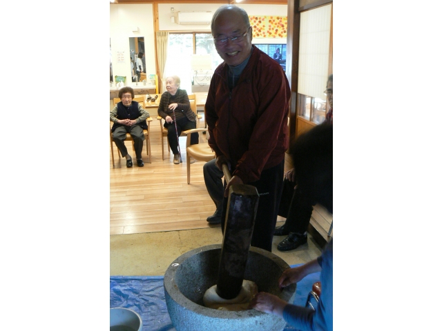 掛け声に合わせてお餅をつきます！