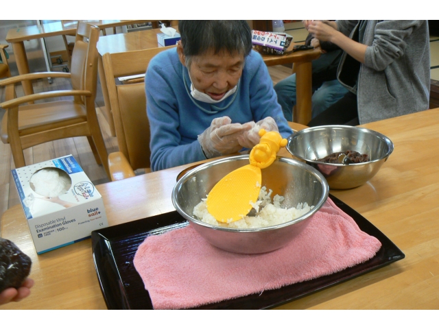 ご飯をあんこで
包みます！