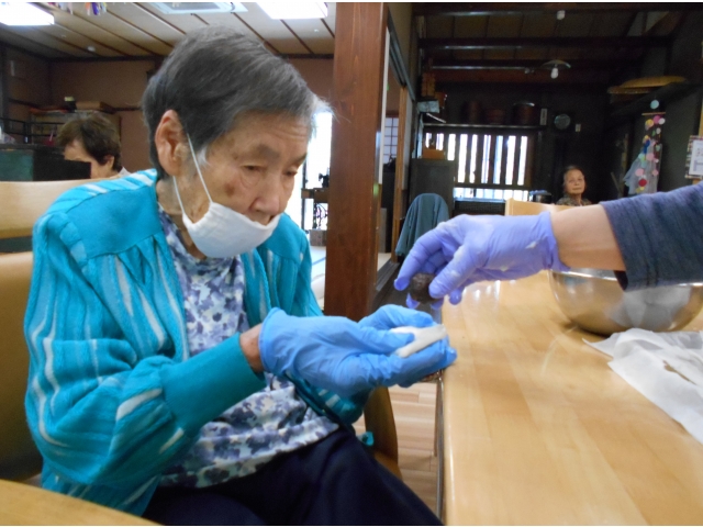 生地にあんこを
包みます♪