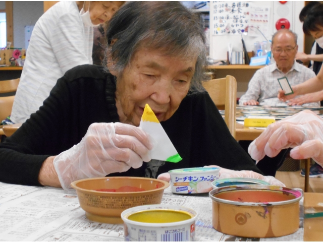 障子紙に好きな色を
付けていきます☆