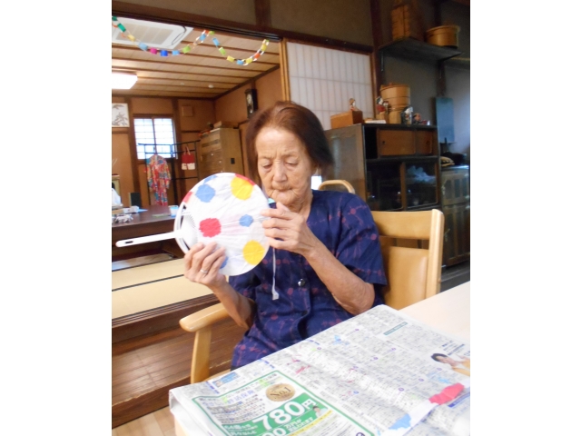 出来た折染めを
うちわに貼ります♪