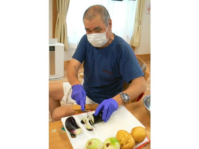 食べやすい大きさに
野菜を切ります！