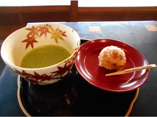 お抹茶とお饅頭を頂きました!!