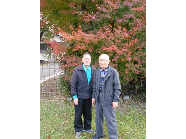 綺麗なもみじの前で１枚！二人ともいい笑顔です♪