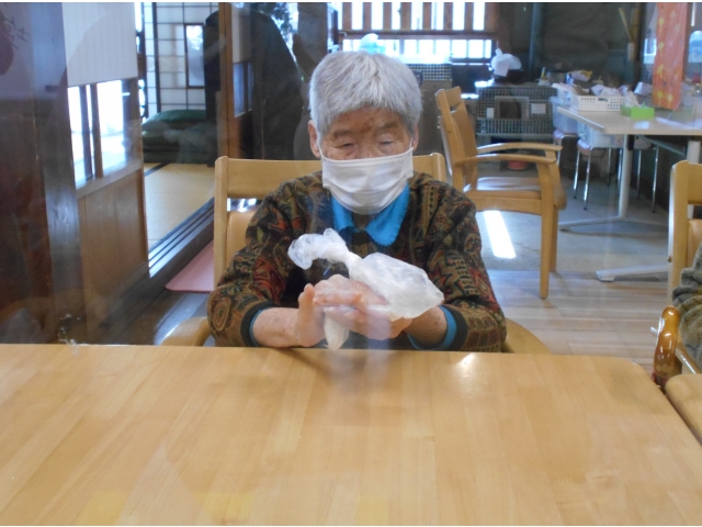 袋の中で粉と水を混ぜます！