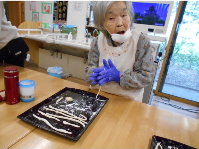 生地を細く伸ばしたり