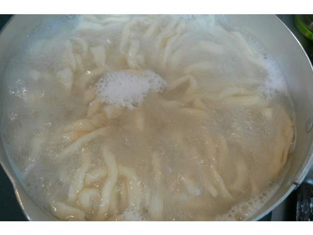 麺をぐつぐつ煮込んだら