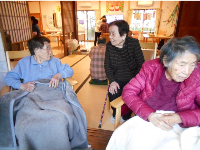 いい匂いに誘われて皆様縁側に集まってきます♪