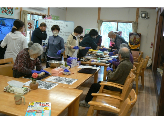 みんなで集まってワイワイ作ります♪