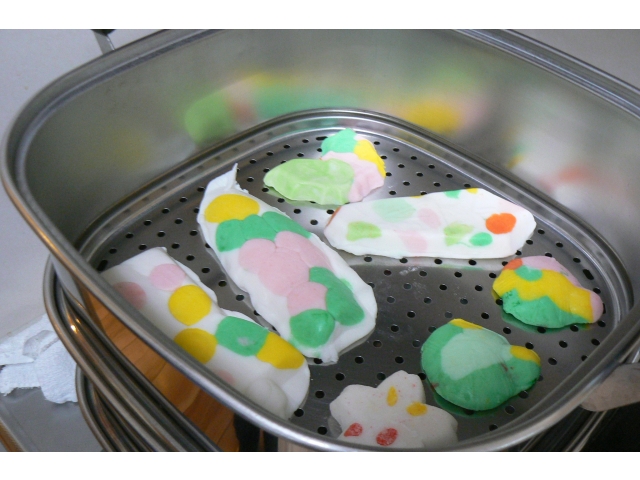 蒸し器で蒸していきます！！