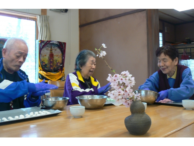 皆で団子を丸めます♪