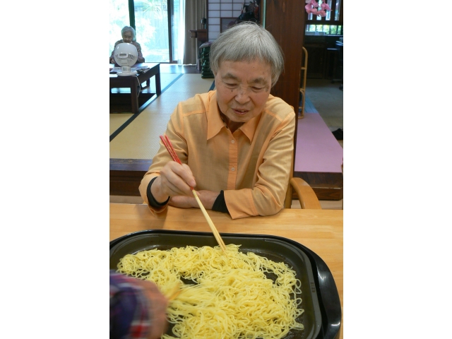 切った野菜と麺を炒めていきます☆