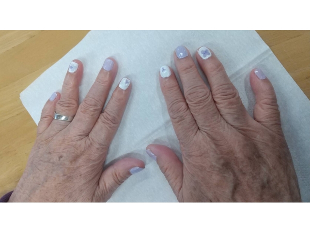 紫と白で優しい色合い♪お花のアートもとてもお似合いです☺