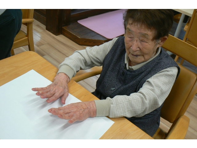 完成した爪を何度も眺めておられます(*^^*)