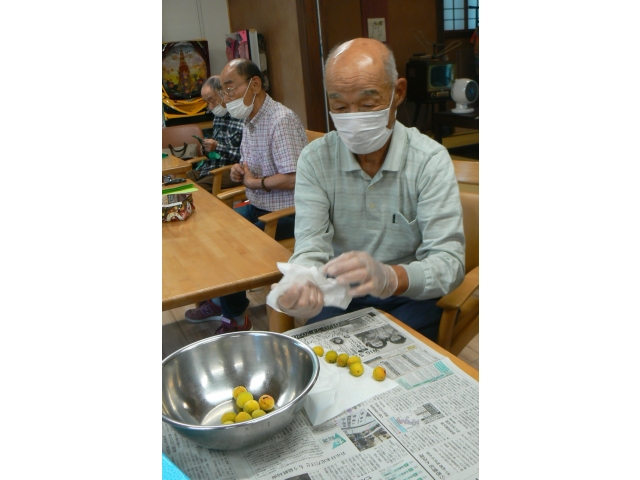 梅の水分をしっかり拭き取ります！