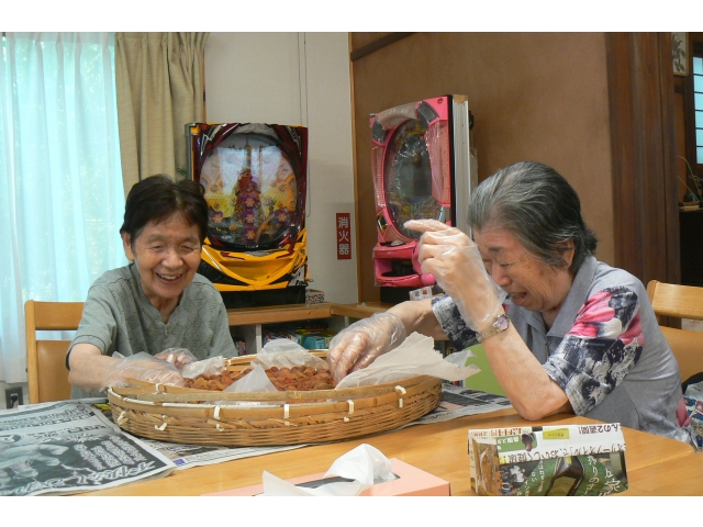 漬けてあった梅をざるに広げます！！