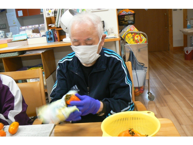 柿をきれいに拭きます！！