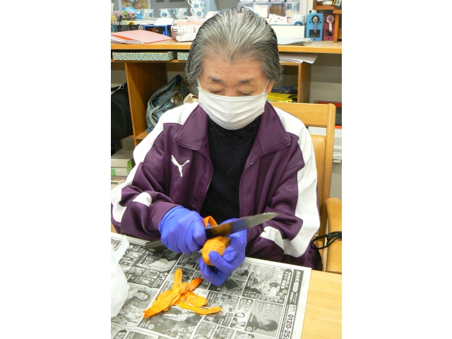 柿の皮を剥きます。