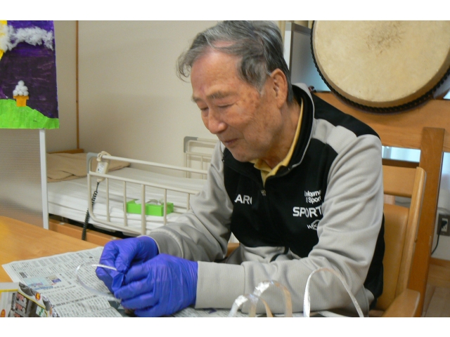 串を紐でくくります♪