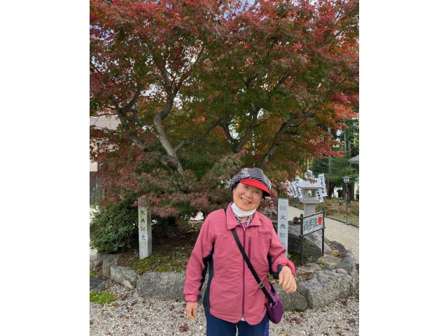 綺麗な紅葉の前でとてもいい笑顔です☆