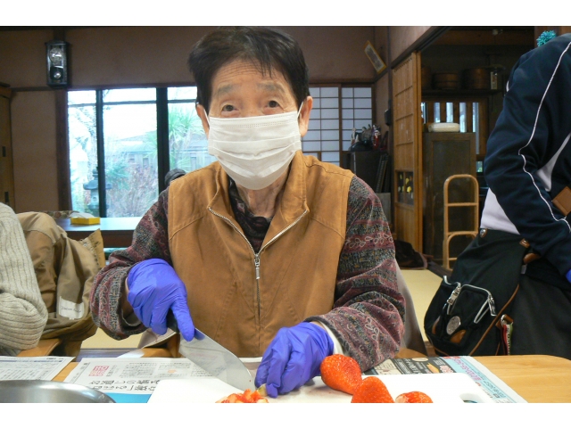 フルーツをカットしていきます✂