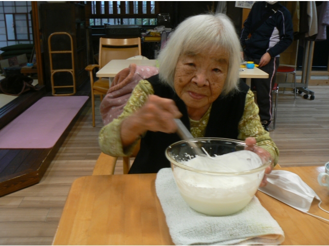 生クリームを泡立てます！！