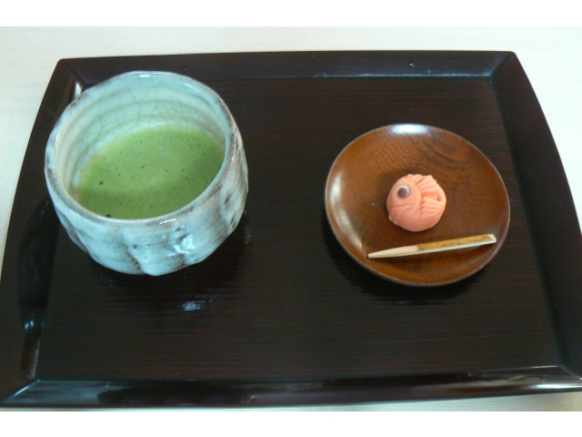 お茶菓子は縁起のいい鯛の練りきりでした🌸