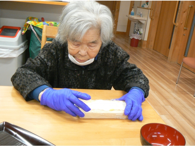 こねた米粉を木型に入れて成形していきます☆
