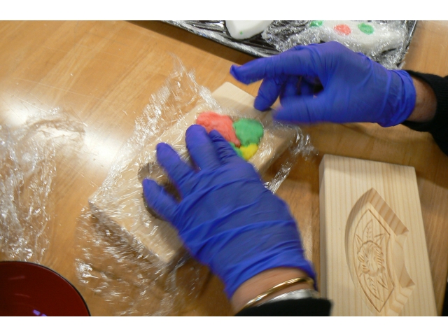 色の付いた米粉を詰め込み可愛らしく仕上げていきます💗