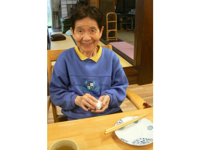 お餅を各自であんこときなこに包んでいきます♪