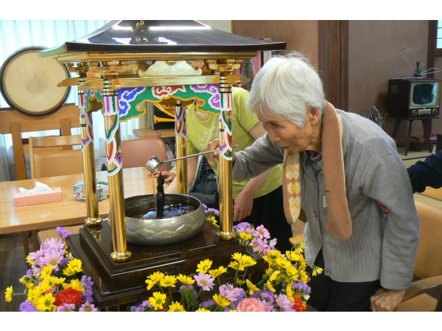 花御堂のお釈迦様に甘茶をかけていきます♪