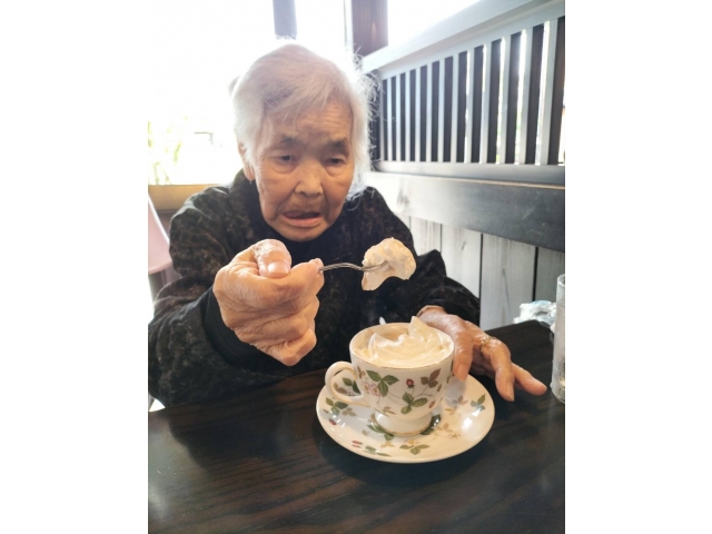 生クリームの乗った豪華なコーヒーをいただきました💗