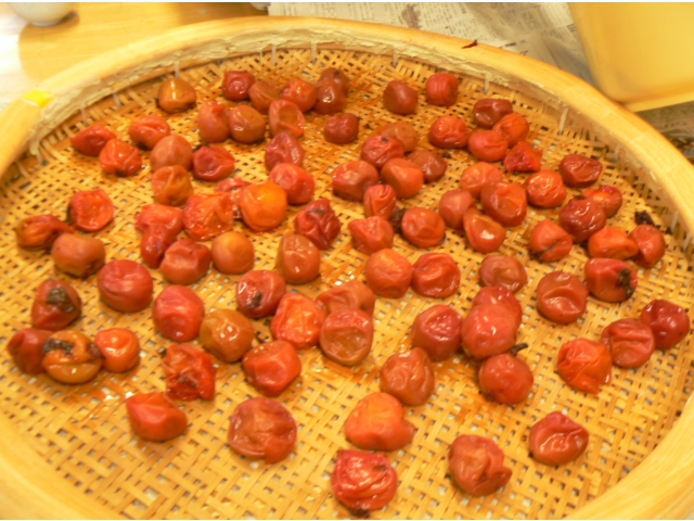 一つ一つ梅を取り出してザルに並べます！