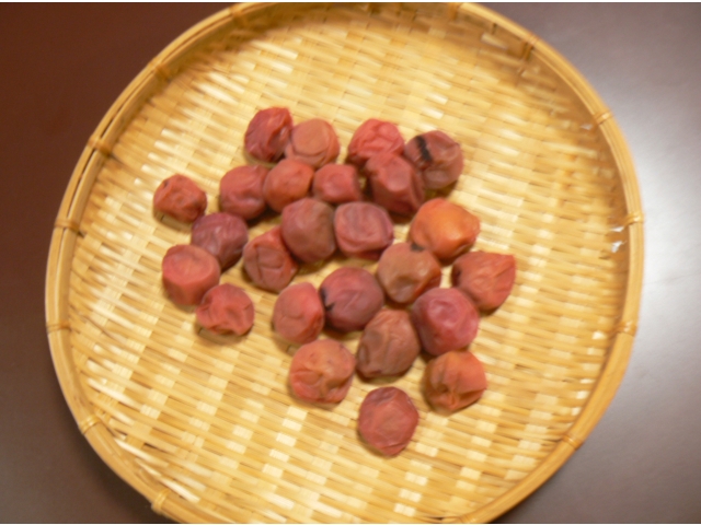 しっかりと天日干しをしたら梅干しの完成☀