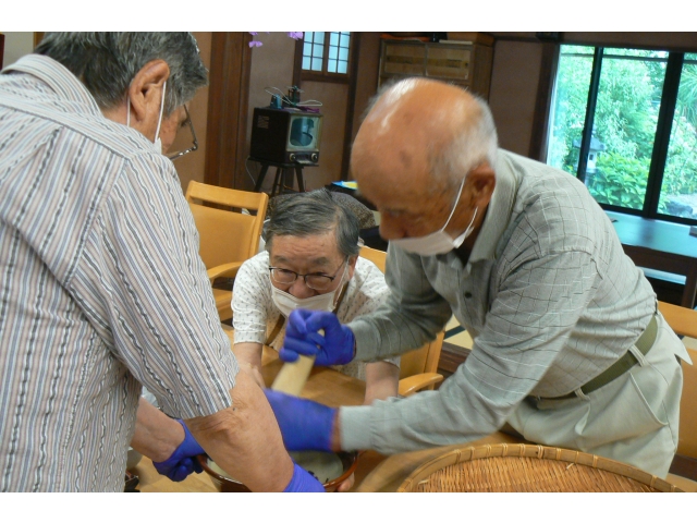 紫蘇はすり鉢で細かくしてゆかりを作ります♪