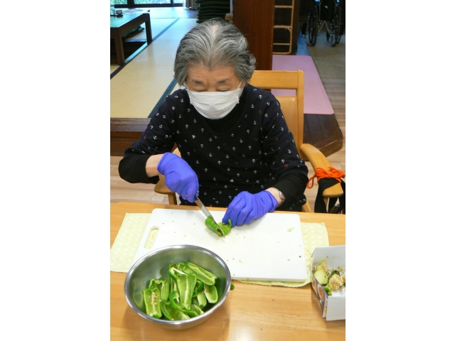 まずは食べやすい大きさに野菜を切っていきます✂