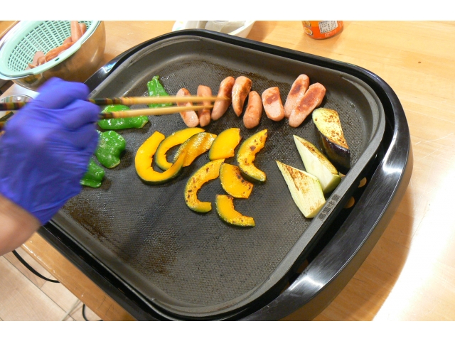 ホットプレートで焼いていきます🔥