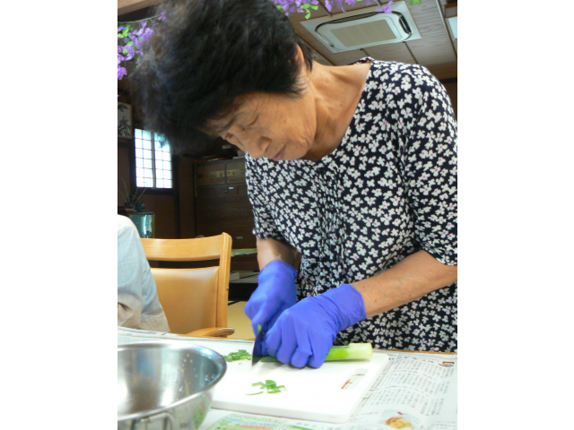 キャベツを細かく切っていきます✂