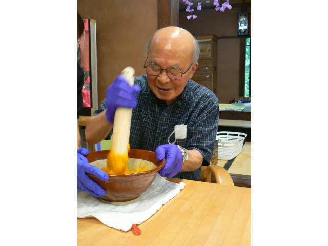 すり鉢を使って南瓜をつぶしていきます♪