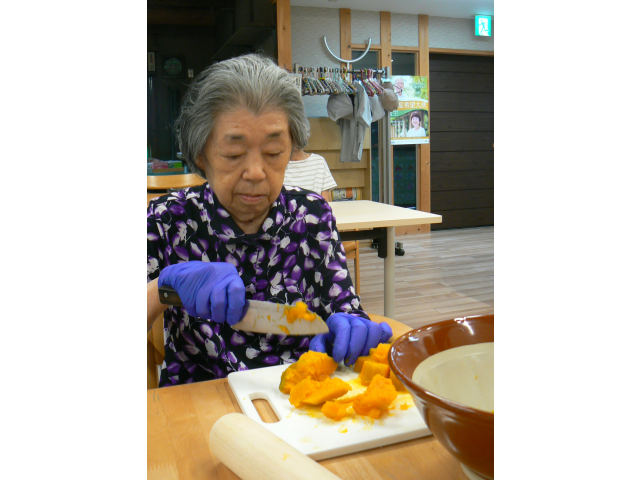 蒸した南瓜を小さく切っていきます✂