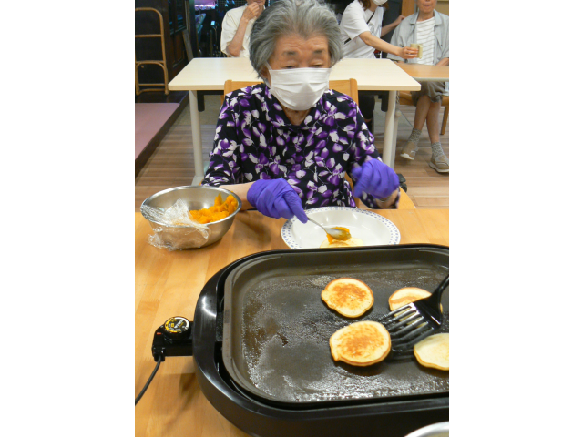 生地にかぼちゃの餡を挟んでかぼちゃどら焼きの完成💗