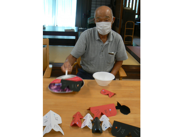 うちわを使って金魚をすくいます♪