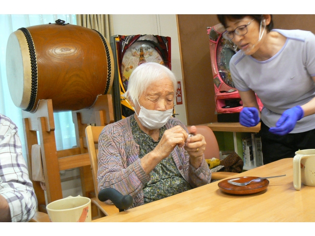 あんこにご飯を包んでいきます♪