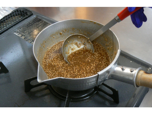 調味料とくるみを混ぜてタレを作っていきます♪