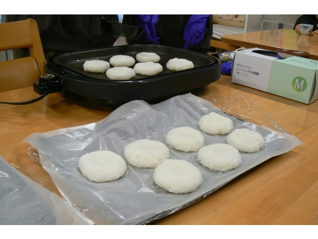 形成したごはんをホットプレートで焼いていきます🔥香ばしい良い香りがします！