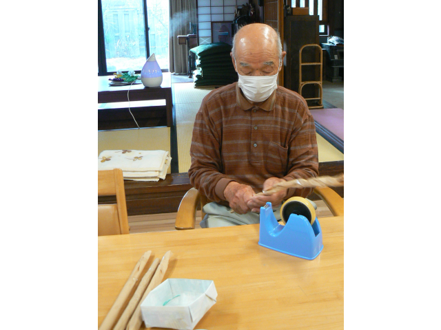 袋をねじって棒状にします！！