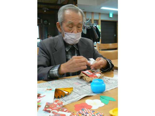 手作りの紙垂や扇で飾りつけます！！