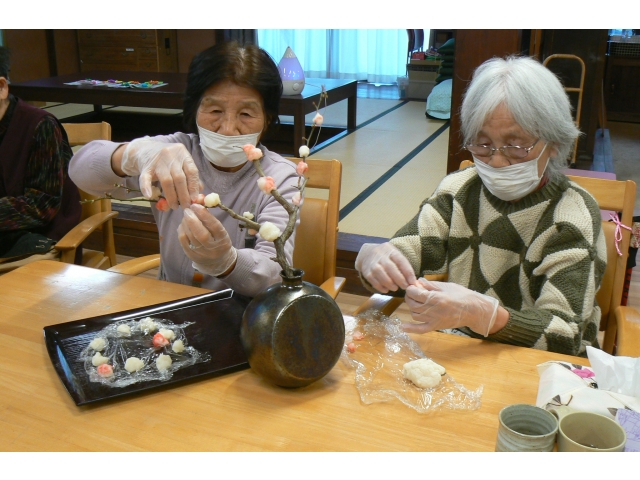 色をつけたお餅を丸めて枝につけていきます。