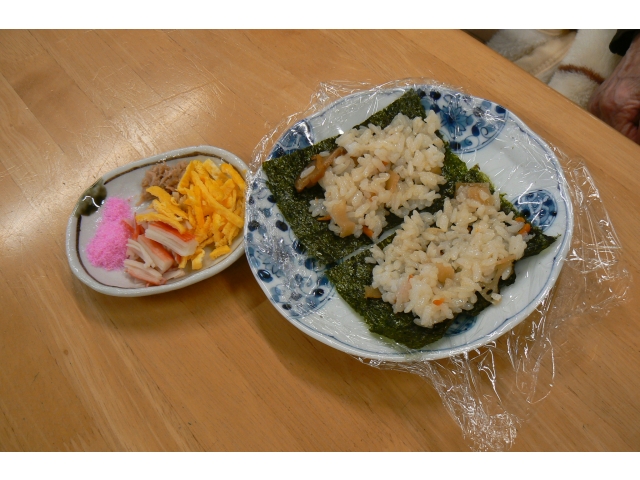 海苔に酢飯を広げて、お好みの具材と一緒に巻いていただきます☺